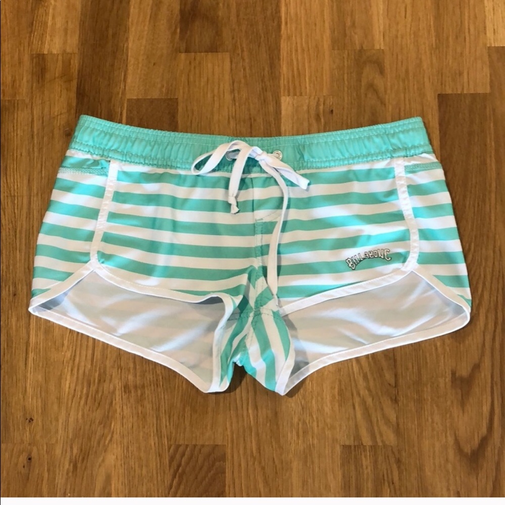 🔥Billabong cover up shorts.